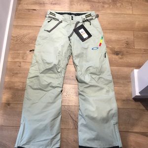 Brand new Oakley ski pants